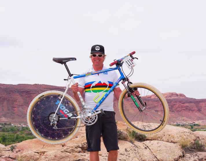 <a href="https://www.bike-magazin.de/magazin-hintergruende/zu-besuch-bei-mtb-legende-greg-h-ball-herbold/" target="_blank" rel="noopener noreferrer">Die Stars der Neunziger wie der erste MTB-Weltmeister Greg Herbold, hier auf einem Foto von 2016 mit seinem 1990er Sieger-Bike, genießen heute Legenden-Status.</a>