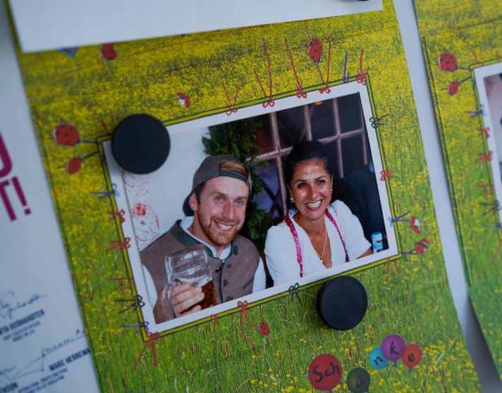   Eine Erinnerung an einen rauschenden Oktoberfest-Abend: Ein Prösterchen mit Danny MacAskill, der sich zur Feier des Tages in Tracht geworfen hat.
