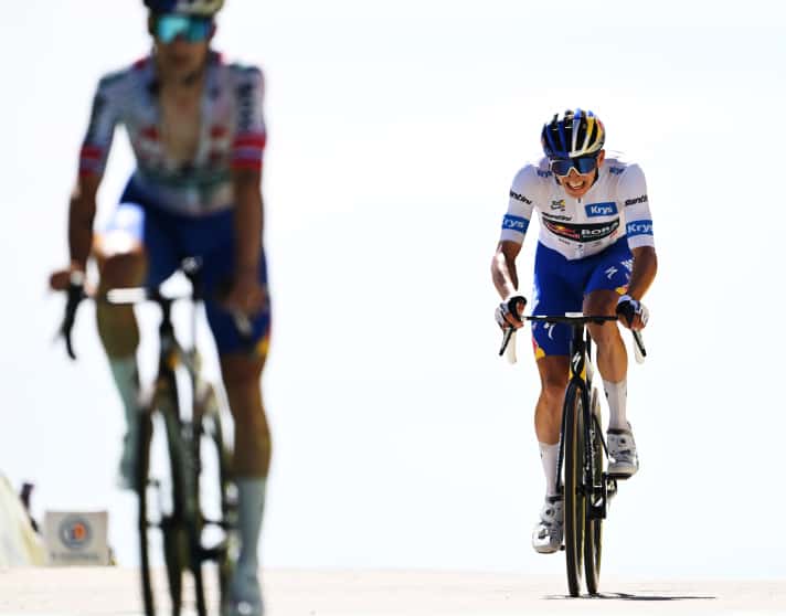 Unterlassene Hilfeleistung? Florian Lipowitz (rechts) sah wie hier am Gipfel des Mont Ventoux  den Teamkollegen Primož Roglič (links) selten an seiner Seite