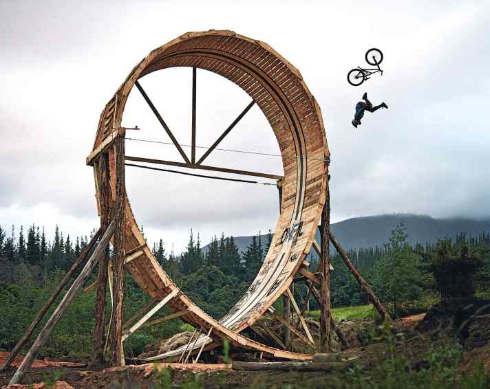 Gut gedacht, schlecht gemacht: Hier seht ihr die dunkle Seite der Kreativität. Matt MacDuff fliegt aus seinem Holz-Loop und verletzt sich schwer.