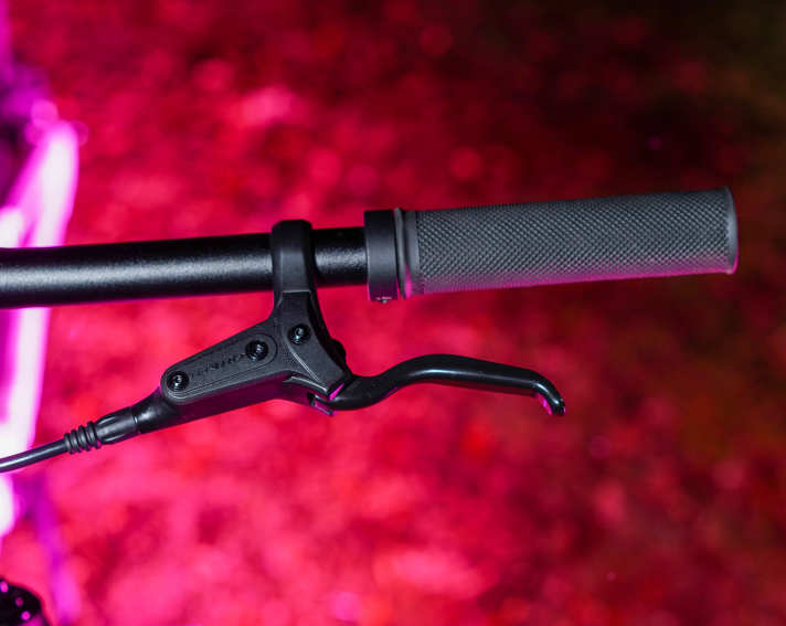 Der letzte Jahrgang war noch mit Shimano-Bremsen ausgestattet. Die Tektro-Bremsen am 2022er-Young-Hero-Modell sind in Sachen Funktion aber ebenbürtig.