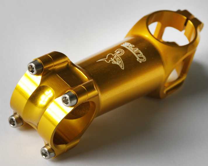 Geiles Teil: Ein klassischer Vorbau, wie dieses Modell von <a href="https://www.bike-magazin.de/magazin-hintergruende/tune/" target="_blank" rel="noopener noreferrer">Tune, </a>besteht aus acht Einzelteilen.
