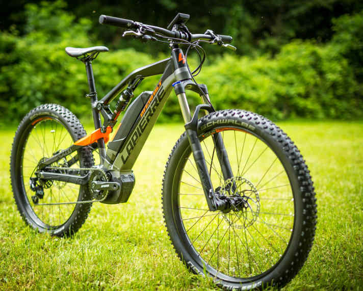   Die dicken Reifen spenden Sicherheit und Komfort am Lapierre Overvolt XC 400+.