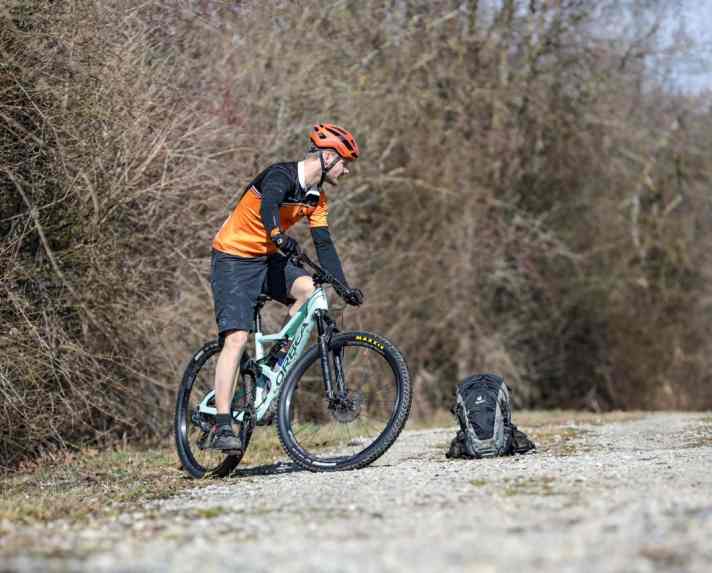 Mit der richtigen Fahrtechnik gewinnt Albert wieder Spaß am Mountainbiken.