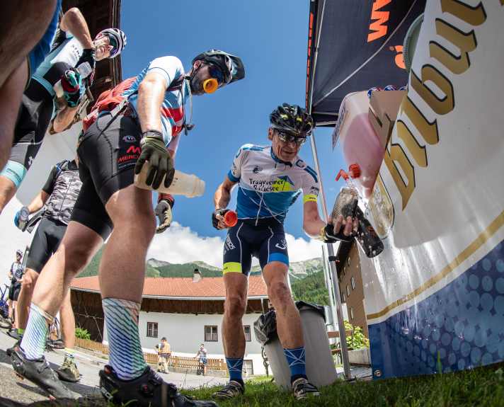 Unterwegs Sportgetränke, danach alkoholfreies Bier - so sind Mountainbiker gut versorgt.