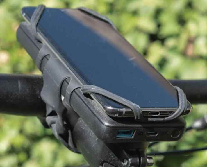 Bone Bike Tie 4 mit Qi-Akkupack, ca. 70 Euro: 
Die Bone Bike Tie 4 ist eine ebenso universelle wie einfache Handy-Halterung, die sich ideal mit einem Akkupack kombinieren lässt. Idealerweise greift man hier zu einem Modell mit Qi-(Induktions-)Ladeelektronik. Das Set aus Halterung und Akkupack muss selbst zusammengestellt werden. Kosten etwa 70 Euro.