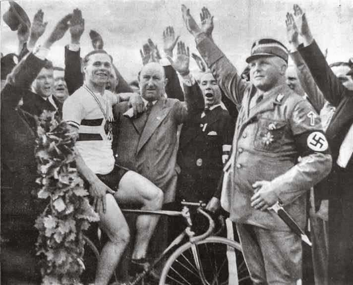 Ohne Gruß: Albert Richter gewinnt die Deutschen Meisterschaften 1934 in Hannover. Claqueure und NS-Schergen heben den Arm zum Hitler-Gruß, Richter verweigert. Er ­starb unter mysteriösen Umständen 1940 in ­einem Gefängnis der ­Gestapo.