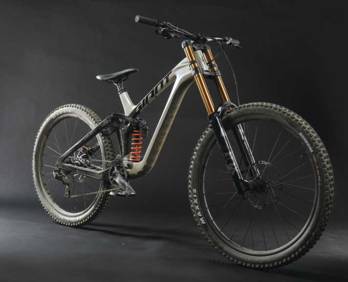 Giant Glory Advanced | 29/27,5 Zoll   Federweg 200 | 200 mm | Preis: 7999 Euro | Gewicht: 16,8 Kilo (ohne Pedale)