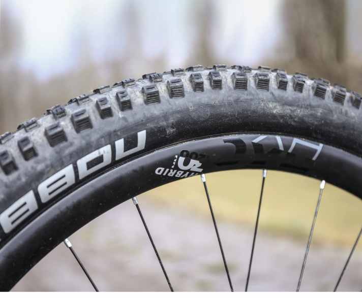   Storck e.drenalin.2 GTS: Die Griffe ohne Schraubfunktion sind wenig praktisch, die Ergonomie ist mäßig. Gleiches gilt für den schlecht erreichbaren Hebel der Tele-Stütze.