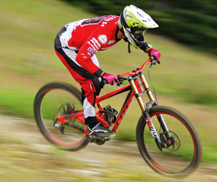   Racecheck: Worldcupper Johannes Fischbach scheucht das Scott den Berg runter. Doch Vorsicht: Was einem Profi-Rennfahrer gefällt, muss nicht unbedingt dem Hobby-Piloten gefallen.