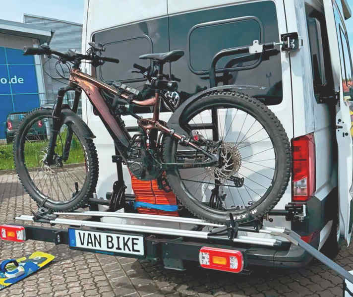 Der wuchtige Van Bike Träger lässt sich voll beladen zur Seite schwenken