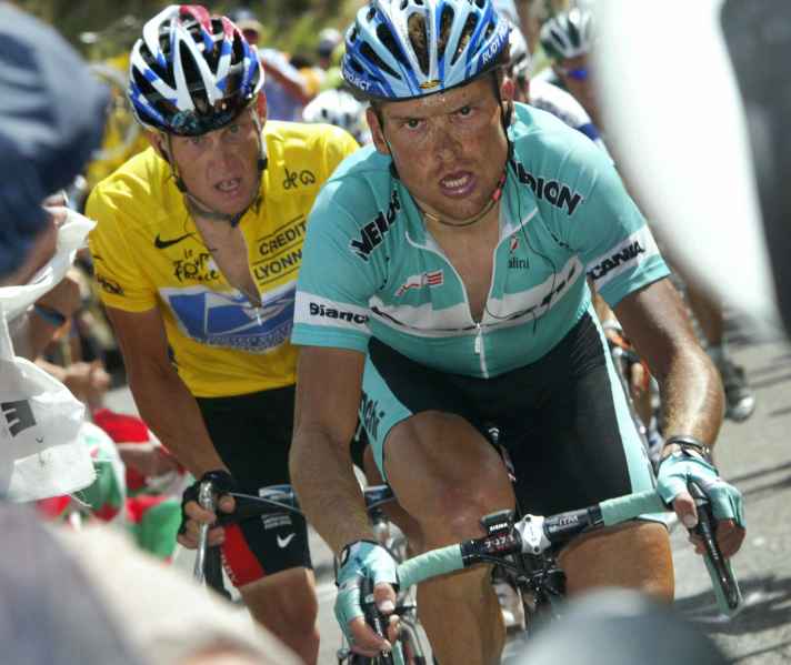 Jan Ullrich feierte bei Bianchi ein beeindruckendes Comeback und setzte Lance Armstrong bei der Tour de France ordentlich zu.