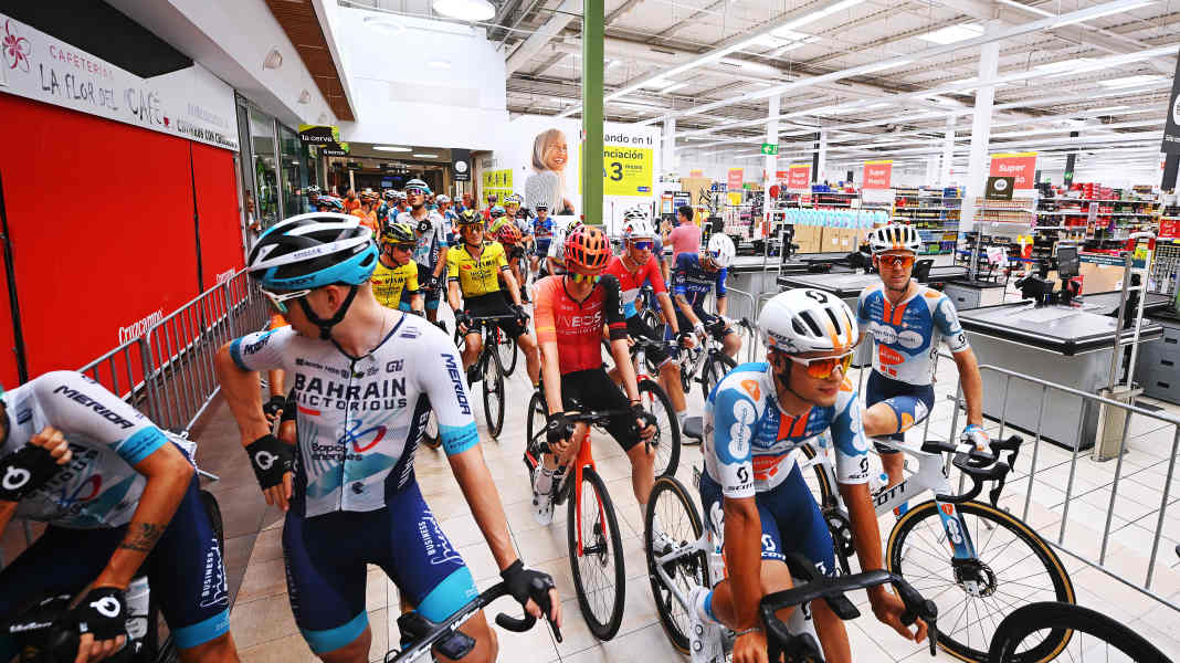 Vuelta 2024: Fahrer starten im Supermarkt