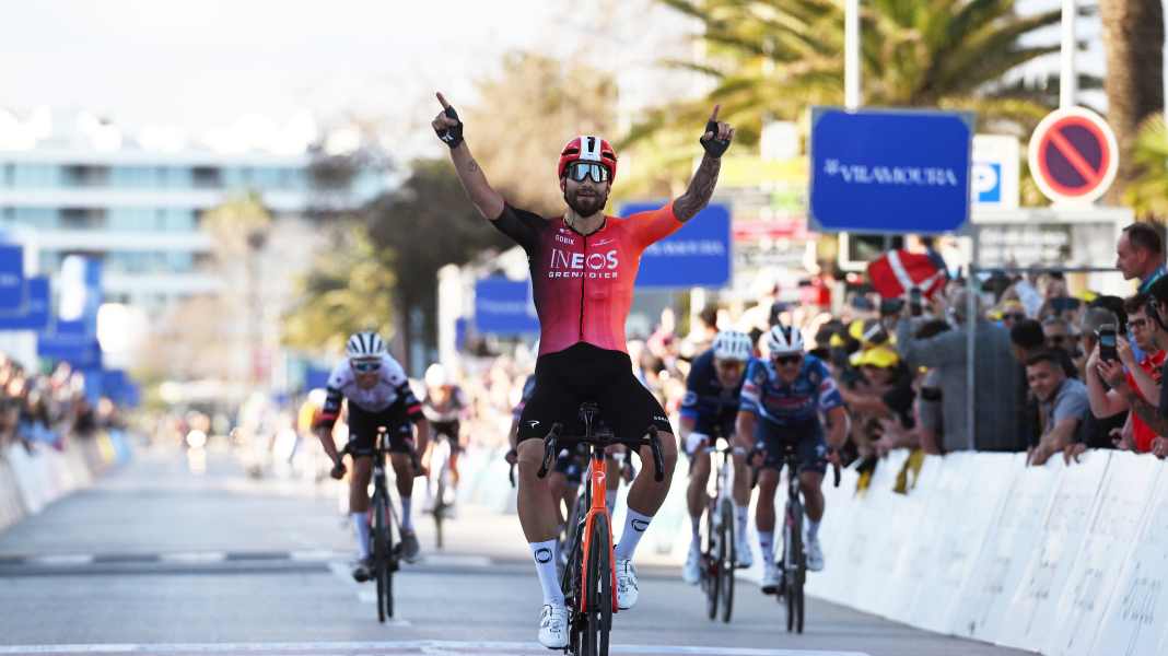 Mega-Chaos bei Algarve-Rundfahrt: Radprofis sprinten neben Zielgerade