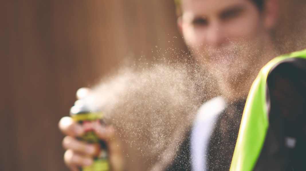 Regenjacken imprägnieren: So bekommst du mit Spray und Wash-in die Fahrradjacke wieder dicht
