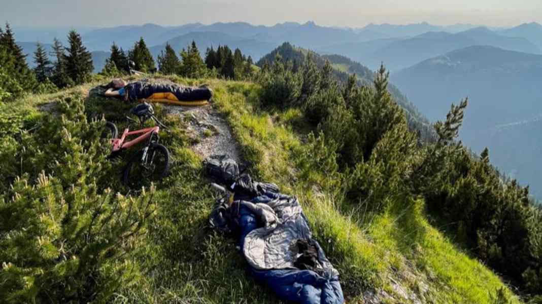 Nachts am Gipfel: Wo darf man in der Natur übernachten?