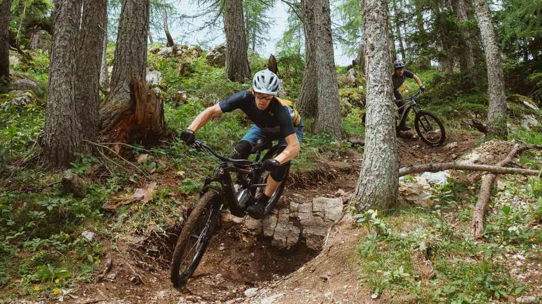 Günstige Enduro E-Bikes: Vier Favoriten der EMTB-Redaktion