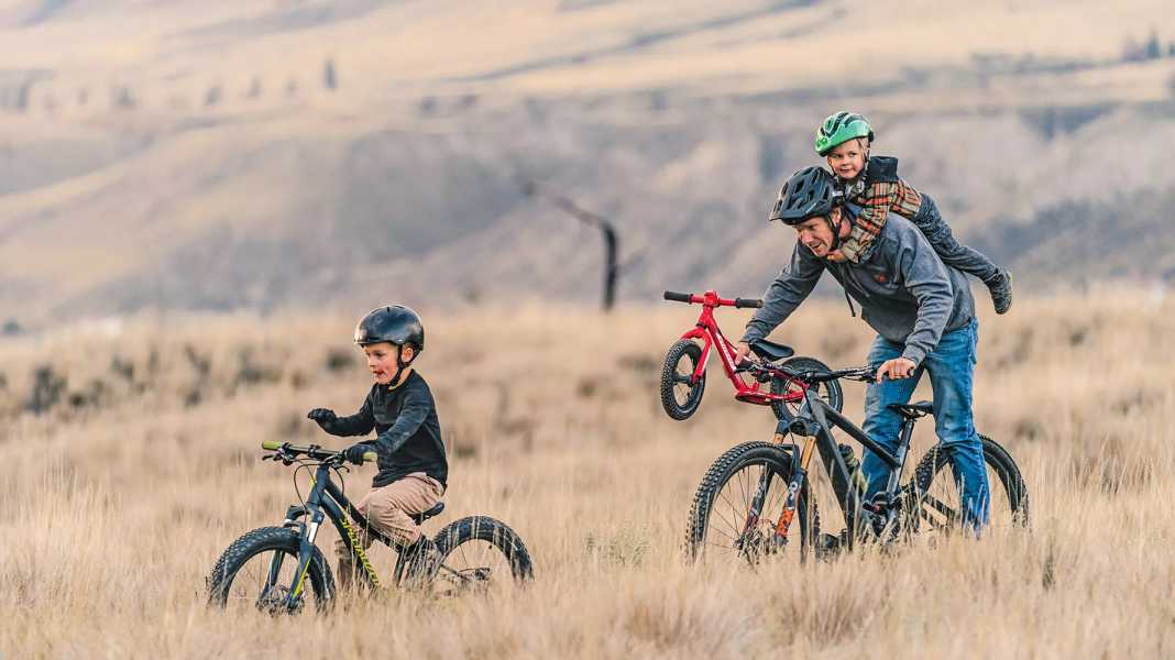 Die richtige Ausrüstung für Kinder: So hat der E-MTB-Nachwuchs Spaß