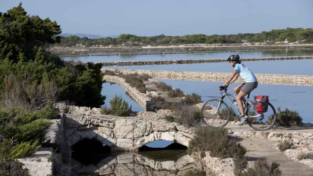 Gemütlich Rad fahren immer am Strand entlang