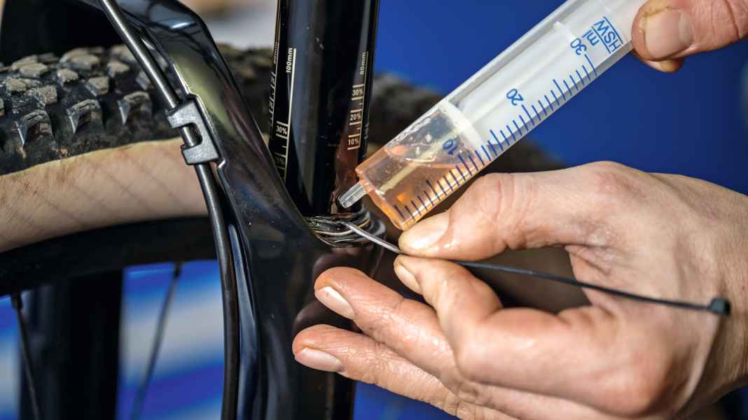 Federgabel-Service zu Hause: Bike-Hacks für die MTB-Gabel