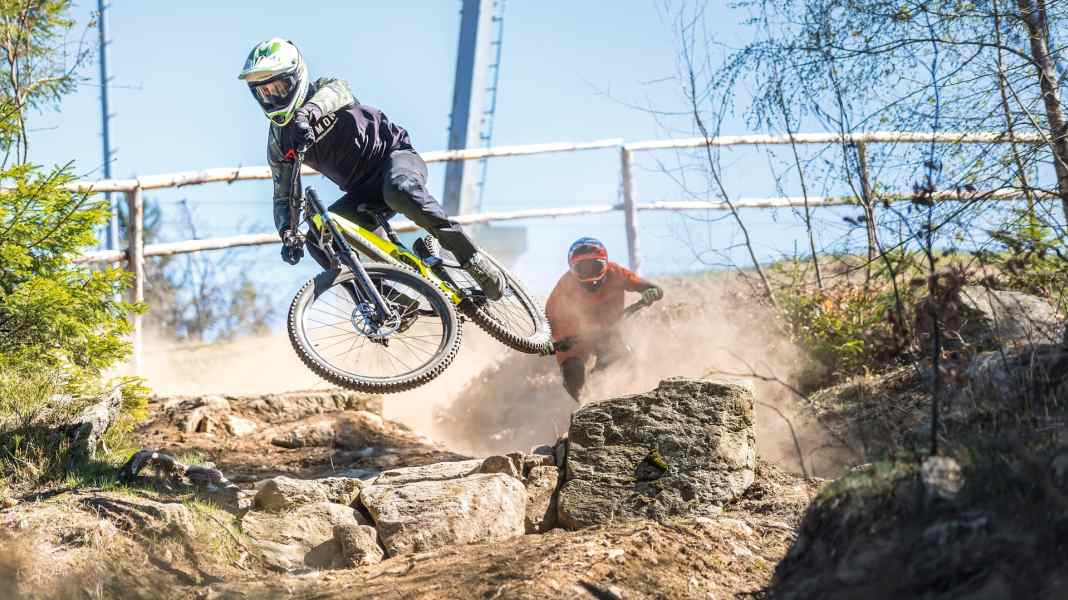 3 Downhill-Bikes vom Versender im Vergleich