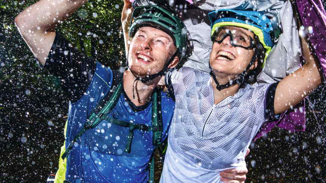 8 MTB-Regenjacken im Labor- und Praxistest