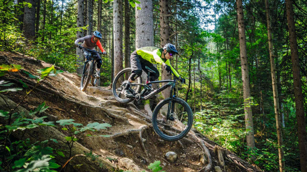 Superduell Enduros: Rocky Mtn. Altitude vs. Trek Slash