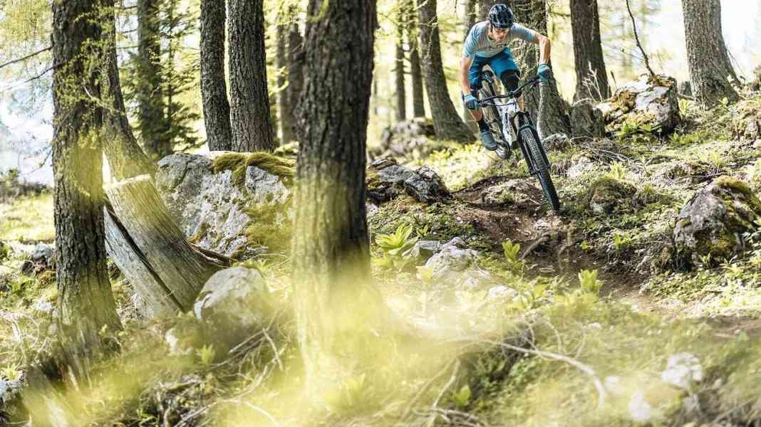 8 E-Trailbikes im Praxistest in vier Trailparks