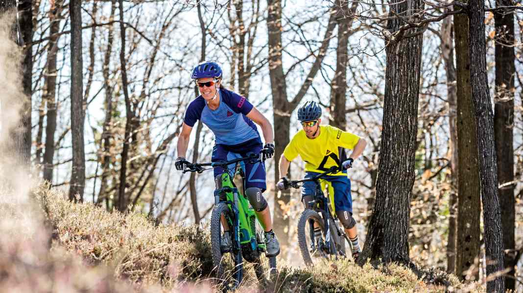 6 günstige E-Fullys im Labor- und Praxistest