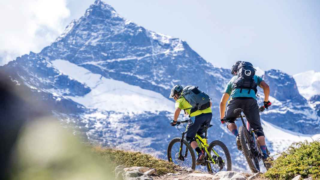 E-MTB Rucksäcke mit Fach für Reserve-Akku im Test
