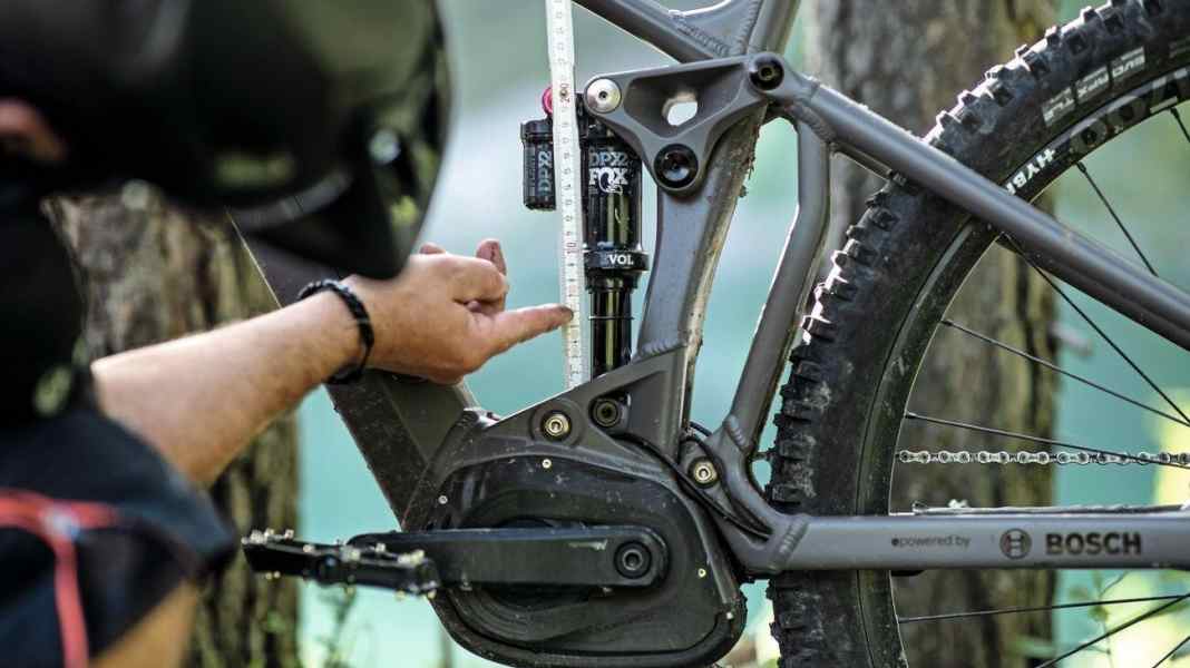 E-MTB richtig einstellen: Cockpit, Sattel und Fahrwerk
