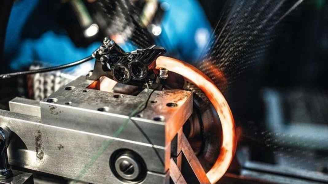 Kräftige Stopper: 10 E-MTB Scheibenbremsen im Test