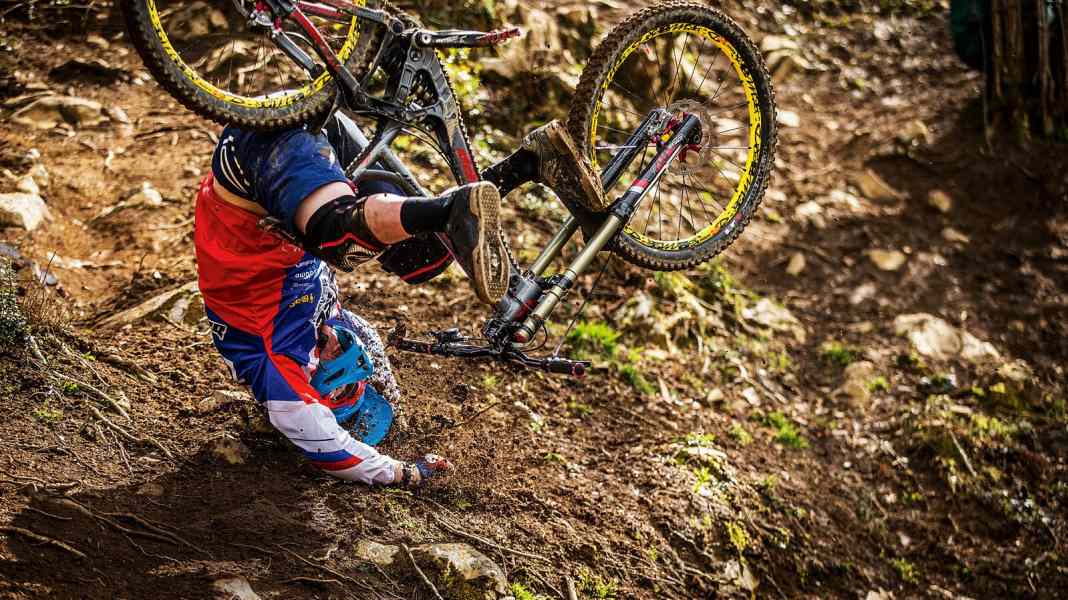 18 Enduro Helme im TÜV Crash-Test