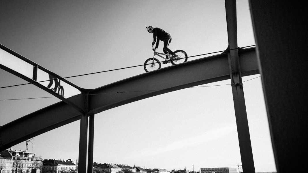 Action: Fabio Wibmer auf seinem Trial-Bike