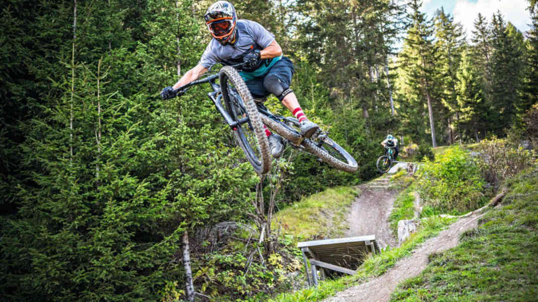 Rocky Mountain Altitude A 50 vs Trek Slash 8