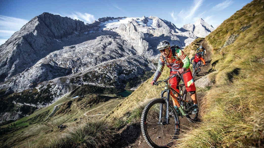 9 Enduro-Bikes mit 150 bis 170 mm Federweg im Test