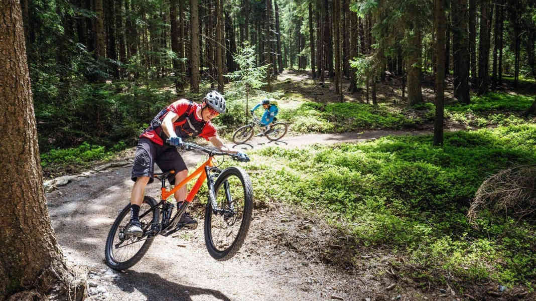 9 Trailbikes bis 2700 Euro im BIKE-Test