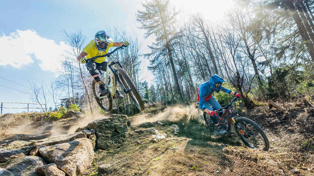 6 Enduro-Mountainbikes im Labor- und Bikepark-Test