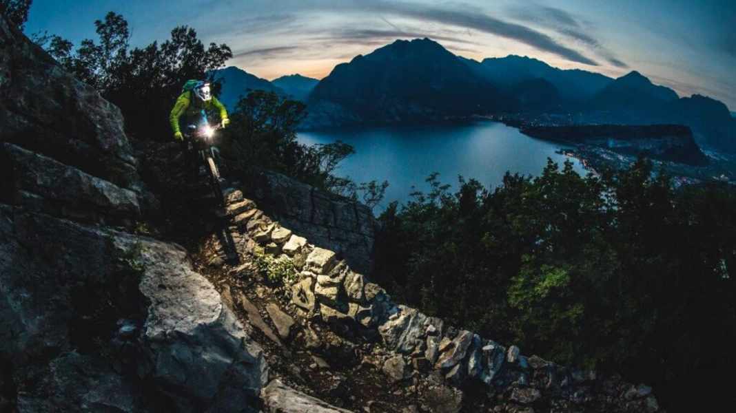 Biken im Herbst: Helmlampen im Test
