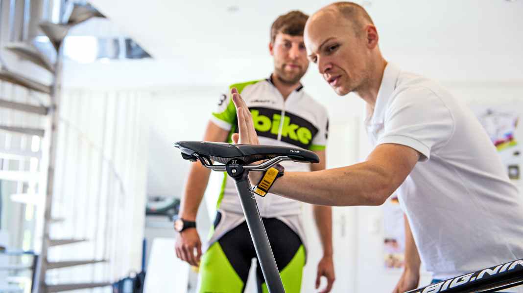 So stellen Sie am Rad Cockpit und Sattel ein