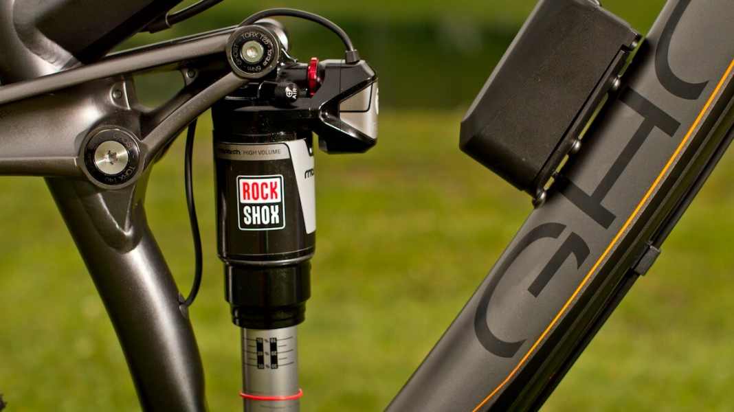 Weltpremiere: Automatisches Fahrwerk E:i-Shock