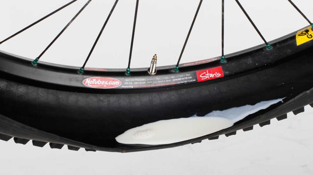 Latex-Milch dichtet Conti-Reifen