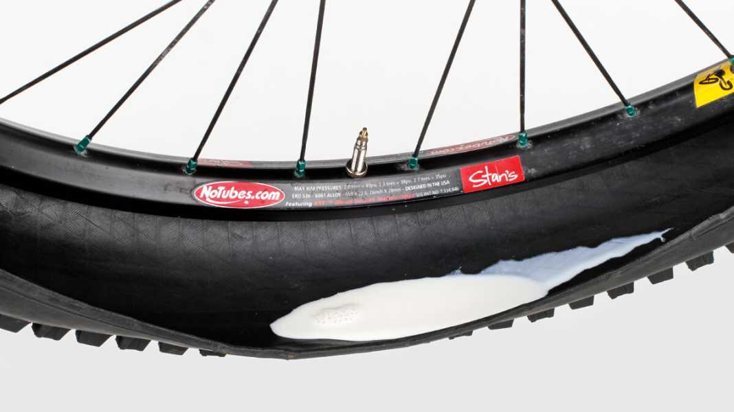 SCHLAUCHLOS-REIFEN: Dichtmilch richtig anwenden