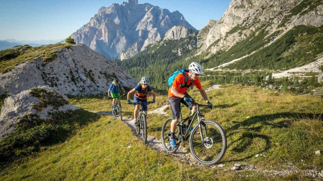 5 Touren-Fullys unter 2000 Euro im Test