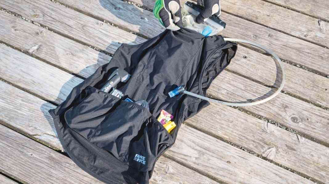 Race Face Stash Tank: Unterhemd mit Stauraum