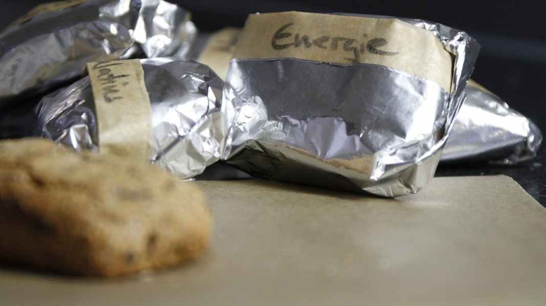 So nehmen Sie Reiskuchen und Riegel mit auf Tour