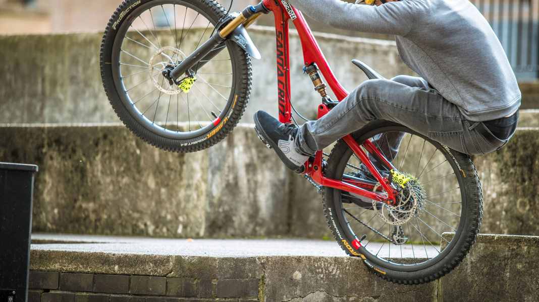 Danny MacAskill killt Reserve Carbon-Felgen