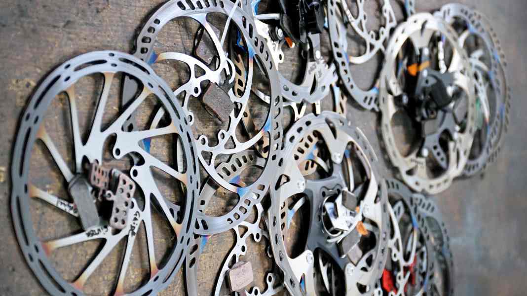 18 MTB-Bremsbeläge im Verschleißtest