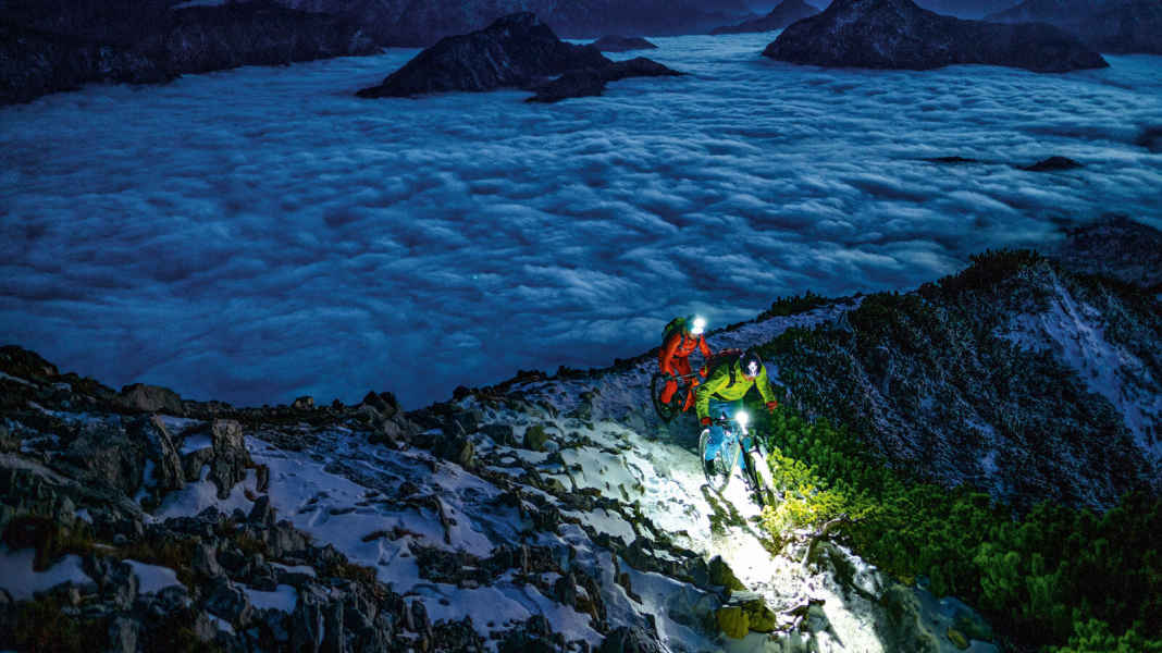 6 MTB Helmlampen im Labor- und Praxistest