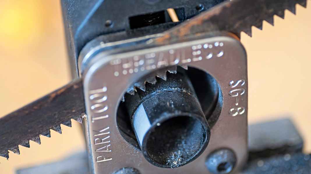 So kürzt man den Carbon-Lenker am Mountainbike